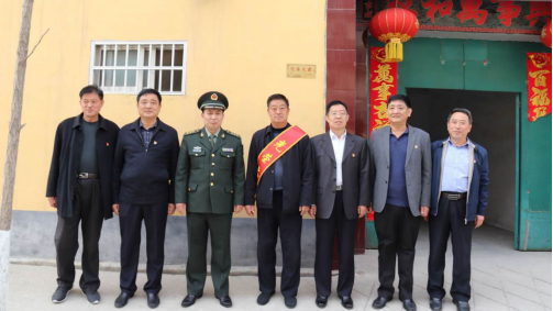 山东梁山举行全面为烈军属和退役军人悬挂光荣牌仪式643.png