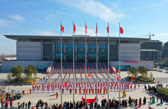 山东梁山万人“快闪”颂唱《我和我的祖国》振奋人心(1)1234.png