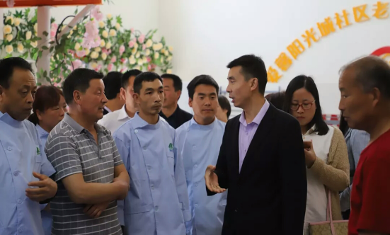 卢氏县民政局局长樊亘芳一行来爱274.png