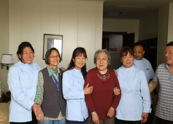 卢氏县民政局局长樊亘芳一行来爱432.png