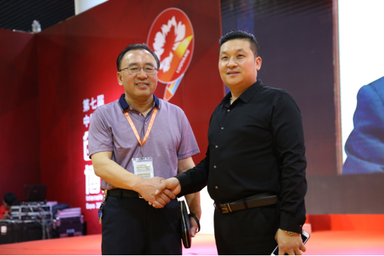 CCTV《我爱你中华》节目组走进2019中国•洛阳（国际）创意产业博览会暨第七届“三彩杯”创意设计大赛1008.png