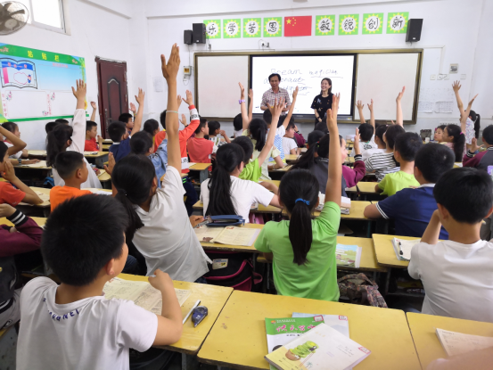 辉煌70年，“学习强国”读书计划进校园—中建三局二公司星火志愿服务队“蓝精灵”分队“微图书馆”走进咸宁市红泉小学(4)(1)896.png