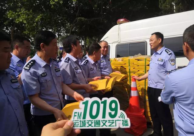 山西运城市公安局交警支队举行全市公安交警交通安全设施发放仪式507.png
