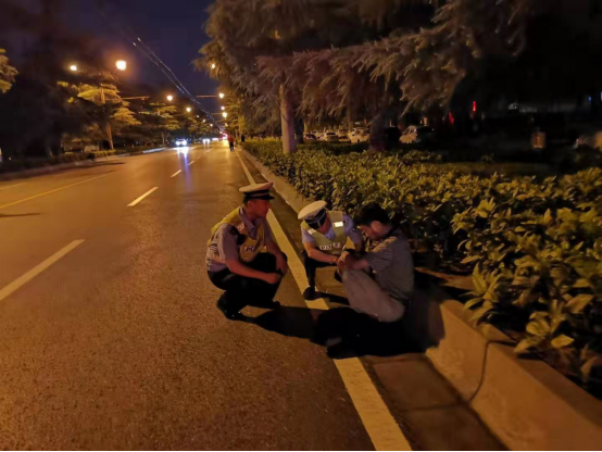 醉汉路边睡着 暖心交警送其回家(1)(1)183.png