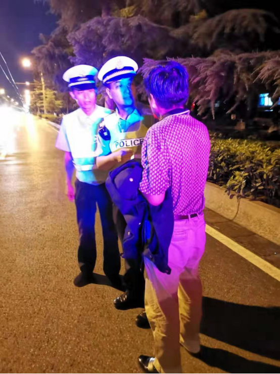 醉汉路边睡着 暖心交警送其回家(1)(1)299.png