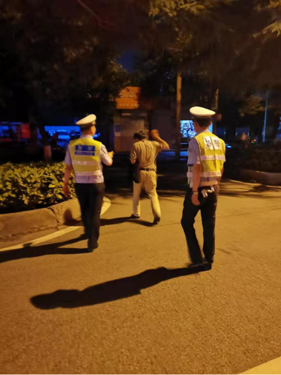 醉汉路边睡着 暖心交警送其回家(1)(1)501.png