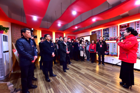 全国城市基层党建创新论坛代表爱上“网红薛书记”一分钟微党课335.png